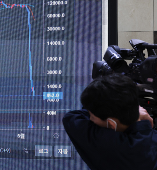 비트코인을 비롯한 가상화폐 약세장이 이어지는 가운데 17일 오전 서울 서초구 빗썸 고객센터 시세 전광판에 최근 폭락한 루나 코인의 현재 시세가 표시되어 있다.<연합뉴스>